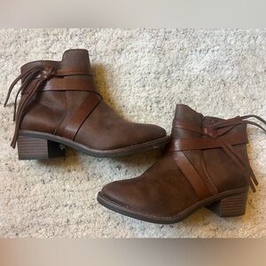 Size 4 Big Kids brown ankle booties with tassels.